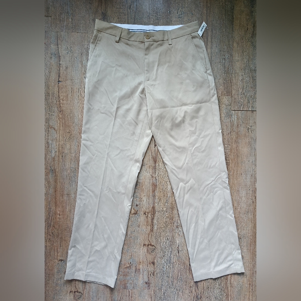 Amazon Essentials Men's Classic Fit Khakis Size 33x32